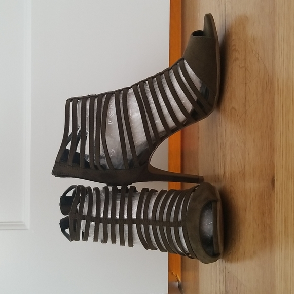 π 2/$25 Olive Green Strappy Heels - Picture 3 of 6